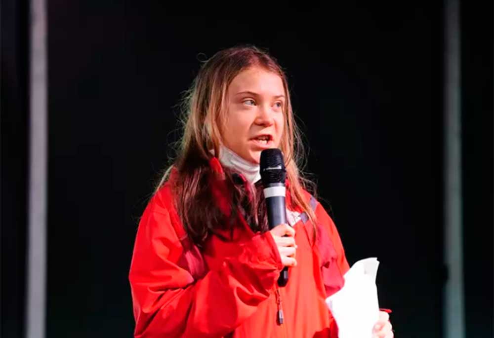 Multan a la activista Greta Thunberg por bloquear la entrada al Parlamento durante una protesta en Estocolmo – Caretas